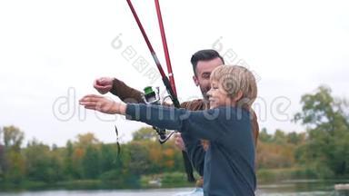 父子俩钓鱼玩得很开心